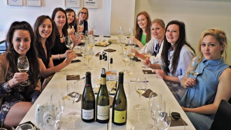 Cata de vinos para una despedida de soltera en Granada